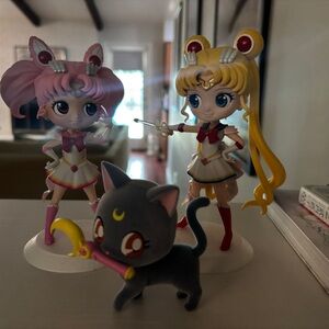 For Sailor Moon fans! 3 Figurines, and two mangas (in Japanese)